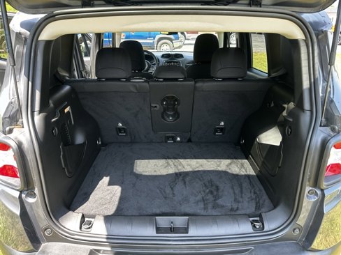 Used 2022 Jeep Renegade Latitude w/ Convenience Group image 12