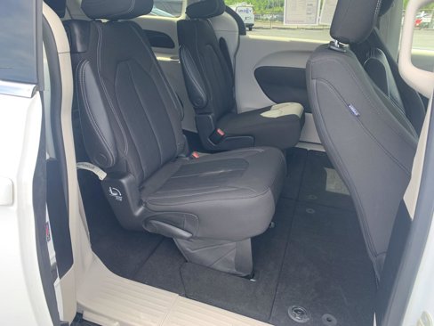 Used 2022 Chrysler Voyager LX image 12