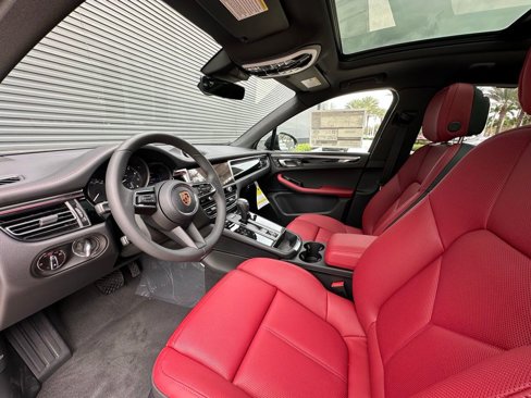 Used 2025 Porsche Macan image 4