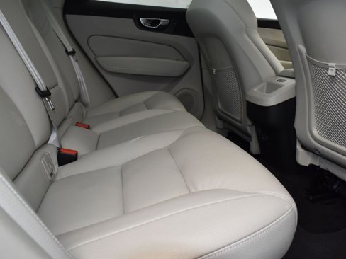 Used 2022 Volvo XC60 B5 Momentum w/ Climate Package image 22