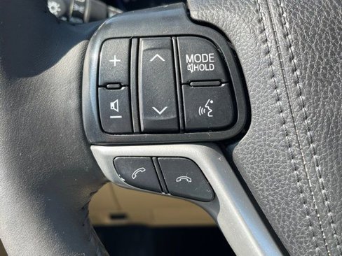 Used 2019 Toyota Highlander XLE w/ Phone Cable & Charge Package image 7