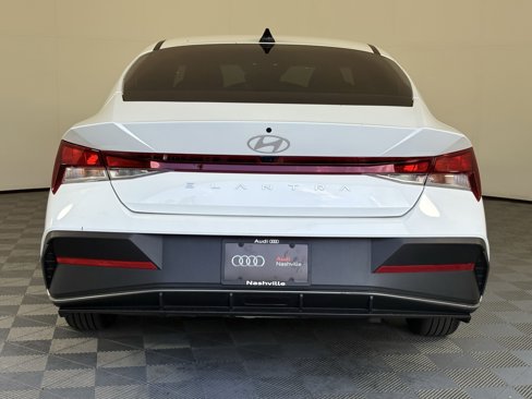 Used 2025 Hyundai Elantra SE image 4