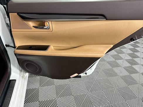 Used 2017 Lexus ES 300h image 30