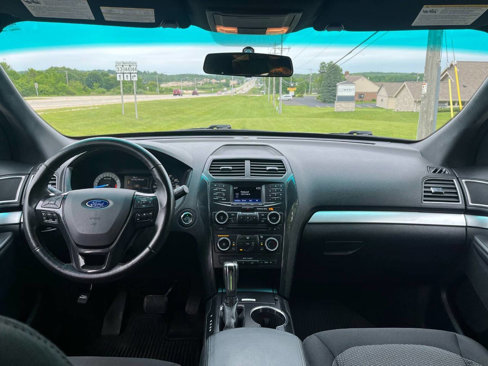 Used 2017 Ford Explorer XLT image 11
