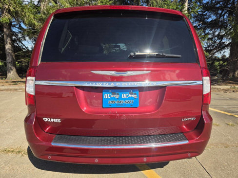 Used 2016 Chrysler Town & Country Limited image 6