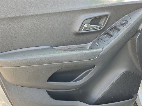 Used 2022 Chevrolet Trax LT w/ LT Convenience Package image 18