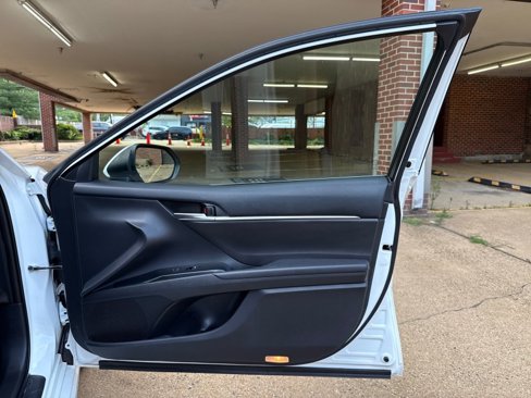 Used 2018 Toyota Camry SE w/ Moonroof Package image 11