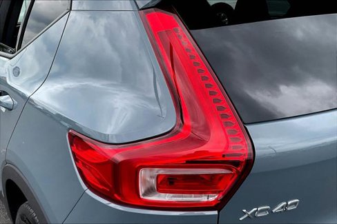 Used 2022 Volvo XC40 T5 Momentum image 21