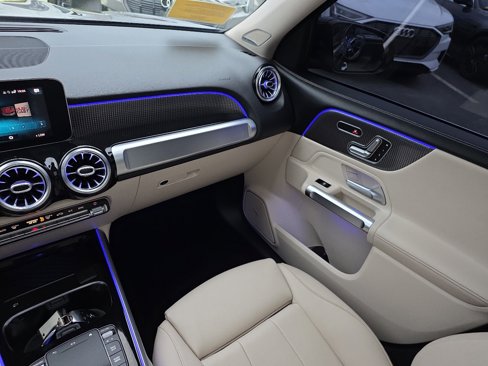 Used 2021 Mercedes-Benz GLB 250 4MATIC w/ Premium Package image 53