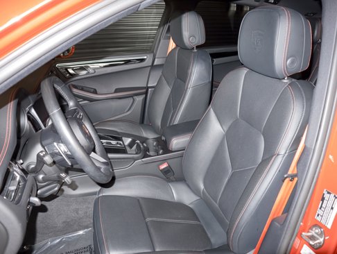 Certified 2024 Porsche Macan image 5