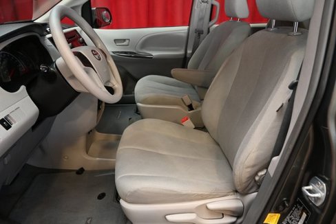 Used 2013 Toyota Sienna L image 18