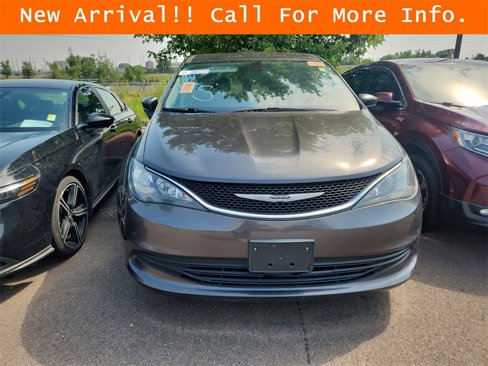 Used 2019 Chrysler Pacifica Touring image 2