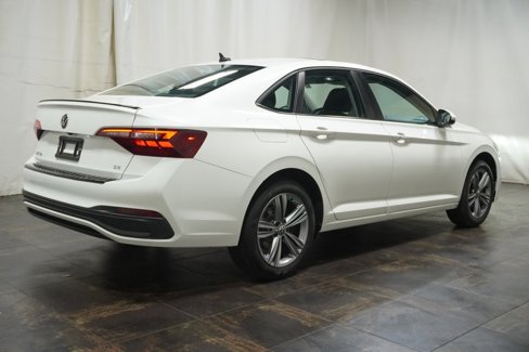 Certified 2023 Volkswagen Jetta SE w/ Panoramic Sunroof Package image 4