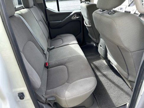 Used 2018 Nissan Frontier SV image 16