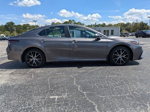 Used 2024 Toyota Camry SE image 3