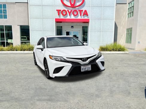 Certified 2020 Toyota Camry SE image 1