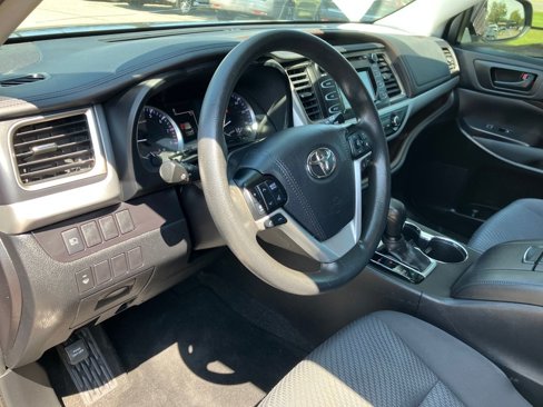 Used 2019 Toyota Highlander LE w/ Phone Cable & Charge Package image 15