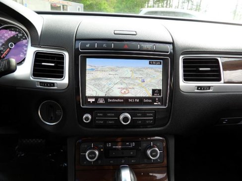 Used 2016 Volkswagen Touareg Sport image 45