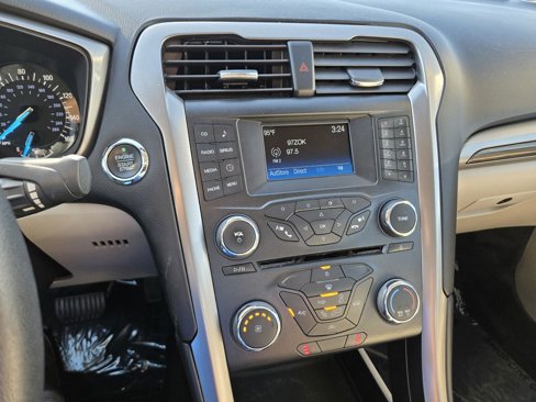 Used 2017 Ford Fusion SE image 8