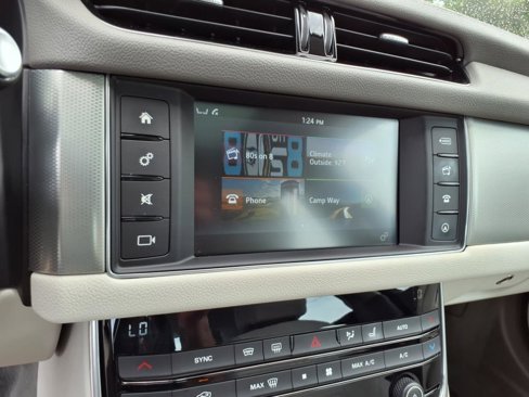 Used 2018 Jaguar XF Premium image 21