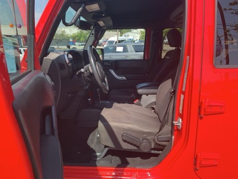 Used 2015 Jeep Wrangler Unlimited Sahara w/ Connectivity Group image 10