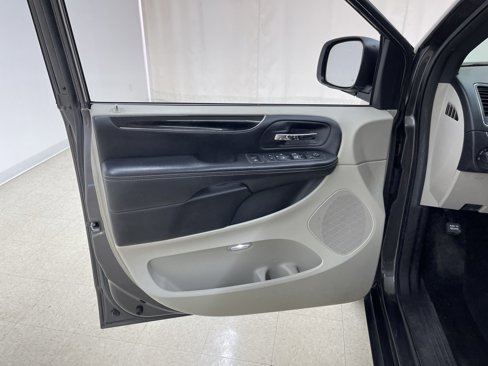 Used 2019 Dodge Grand Caravan SXT image 17