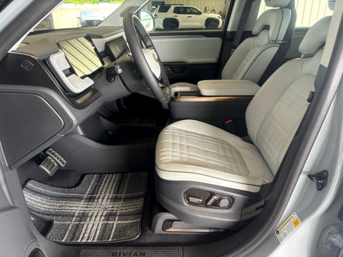 Used 2025 Rivian R1S Premium image 18