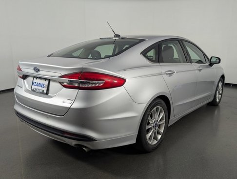 Used 2017 Ford Fusion SE w/ Fusion SE Technology Package image 5