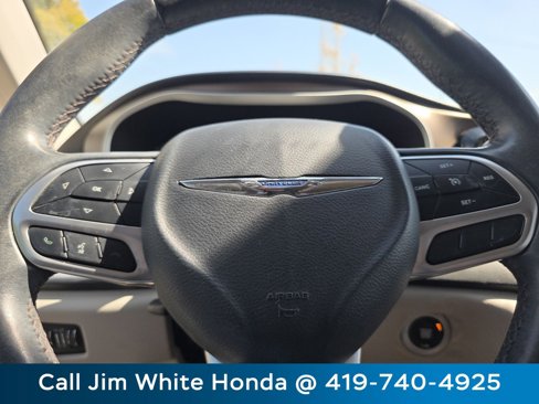 Used 2017 Chrysler Pacifica Touring-L w/ Tire & Wheel Group image 26