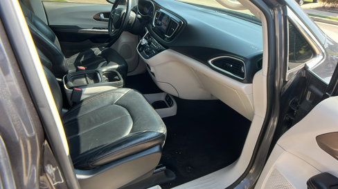 Used 2017 Chrysler Pacifica Touring-L image 19