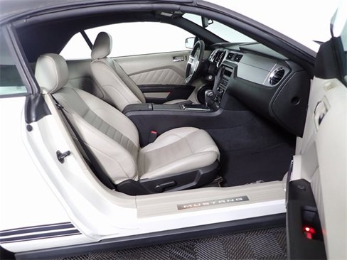 Used 2011 Ford Mustang Premium w/ 202A Rapid Spec Order Code image 27