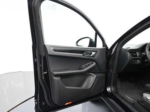 Used 2025 Porsche Macan image 16