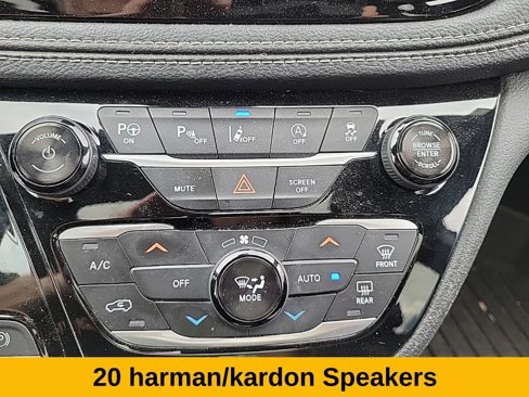 Used 2018 Chrysler Pacifica Limited image 21