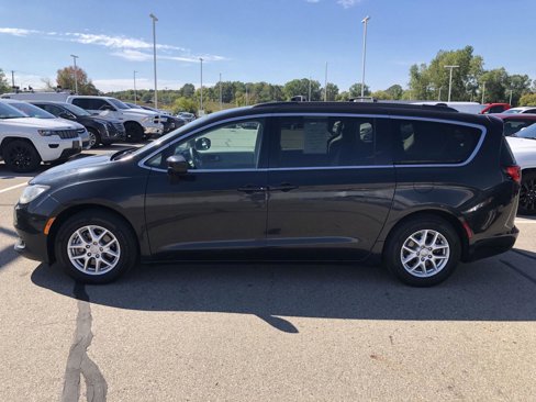Used 2017 Chrysler Pacifica Touring image 2