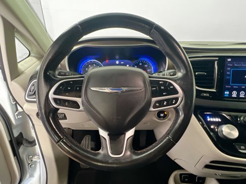 Used 2018 Chrysler Pacifica Touring-L w/ Advanced Safetytec Group image 17