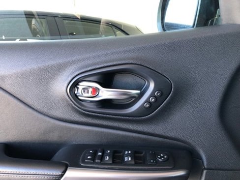 Used 2019 Jeep Cherokee Limited image 7