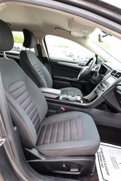 Used 2017 Ford Fusion SE w/ Fusion SE Technology Package image 14