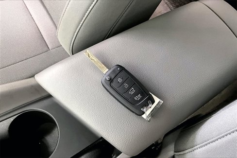 Certified 2025 Hyundai Elantra SE image 10