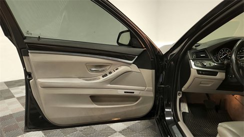Used 2013 BMW 550i xDrive Sedan image 16