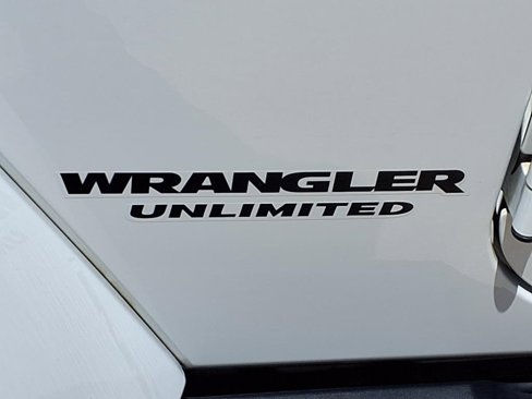 Used 2017 Jeep Wrangler Unlimited Sahara image 12