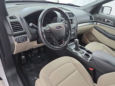 Used 2018 Ford Explorer XLT image 16