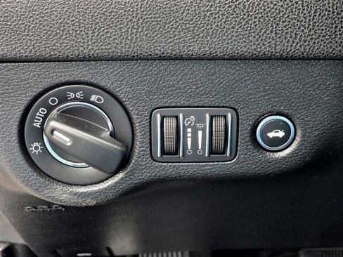 Used 2016 Chrysler 300 Limited image 17