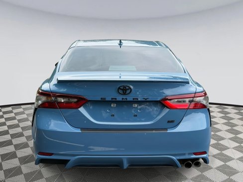 Used 2024 Toyota Camry SE image 3