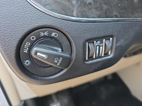 Used 2016 Chrysler Town & Country Touring w/ Driver Convenience Group image 28