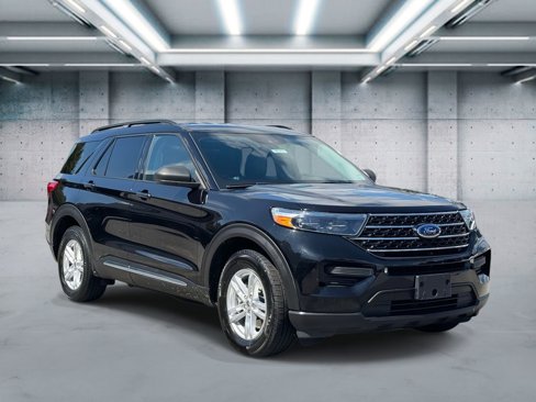 Used 2020 Ford Explorer XLT w/ Comfort Package image 2
