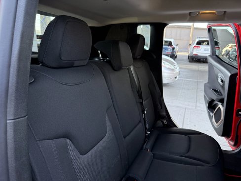Used 2016 Jeep Renegade Latitude w/ Popular Equipment Group image 21