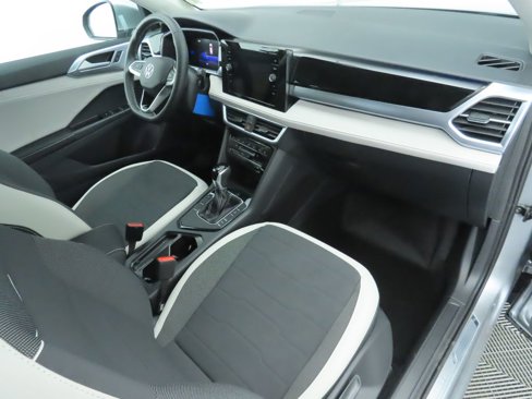 Certified 2025 Volkswagen Taos SE w/ Black Wheel Package image 18