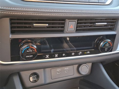 Used 2025 Nissan Rogue SV image 16