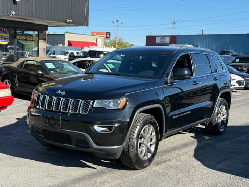 Used 2018 Jeep Grand Cherokee Laredo image 3