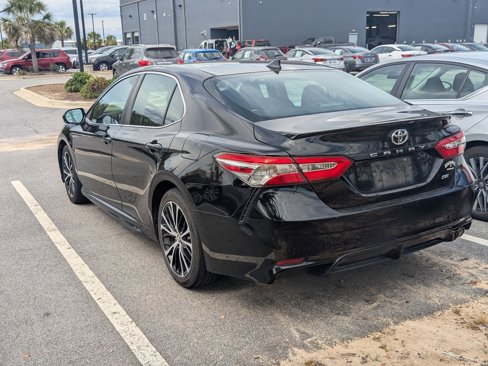 Used 2020 Toyota Camry SE image 2